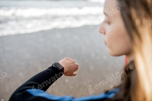 Preview: Surfer using smart watch