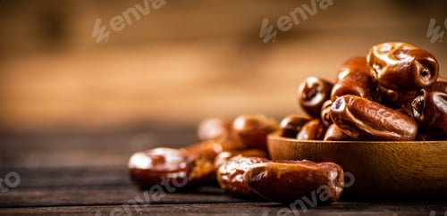 Preview: Ripe dates on a plate.