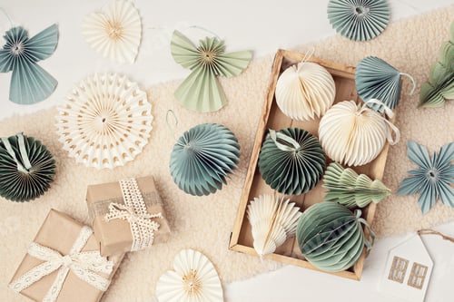 Preview: Scandinavian christmas paper honeycomb ornaments and gifts