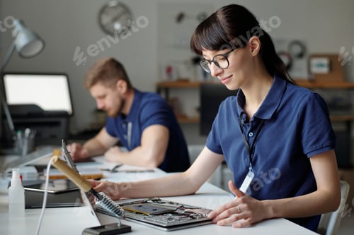 Preview: Checking details of disassembled laptop