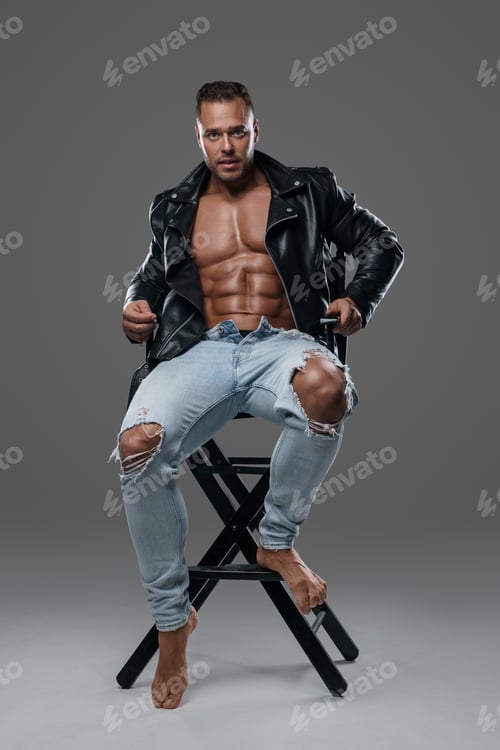 Preview: Joyful man with muscular build sitting on chair