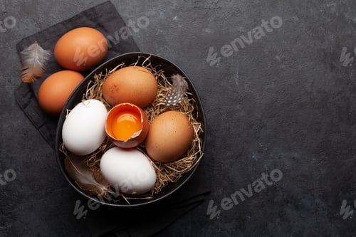 Preview: White and brown chicken eggs