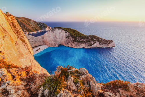 Preview: Navagio shipwreck beach în Zakynthos Greece at sunset