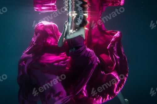 Preview: Woman underwater