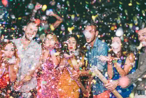 Visualização: Amigos felizes fazendo festa jogando confetes no clube