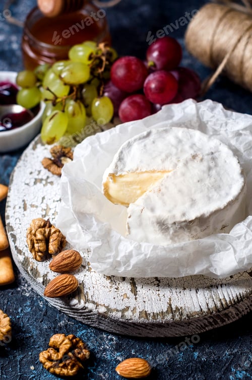 Preview: Camembert cheese, brie, grapes, nuts and crackers