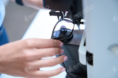 Preview: Process installing lenses of frame in the optician clinic