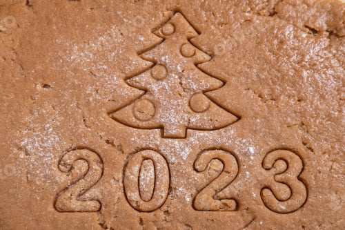 Preview: The figures of the year 2023 and the Christmas tree are cut out of gingerbread dough