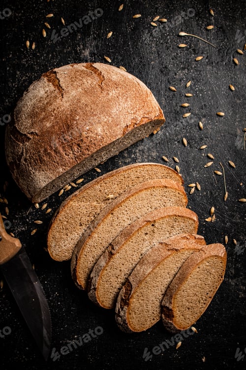 Preview: Slices of fresh rye bread on the table.