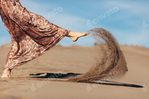 Preview: Woman at desert