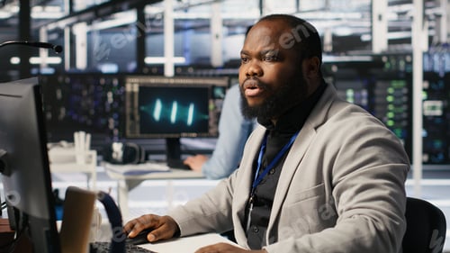 Vista previa: El alegre administrador del centro de datos está satisfecho después de finalizar la actualización del software