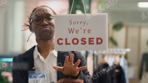 Preview: Employee closing clothing store