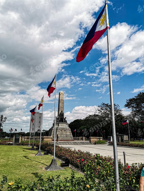 Preview: Vertical shot of the Rizal monument at the Rizal (Luneta Park) in Manila, Philippines