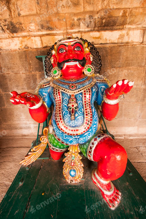 Preview: God statue and Details on the facade at Brihadeeswara Temple