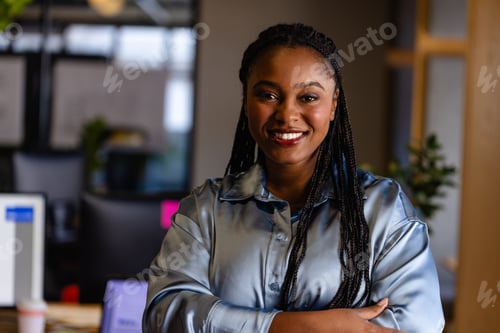 Preview: Portrait of happy plus size african american casual businesswoman in office