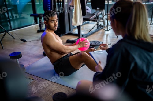 Visualização: Homem e mulher asiáticos se exercitando, um é treinador e o outro é exercitador