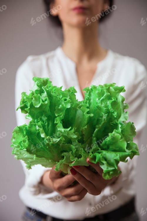 Preview: Young woman hands with salad leaves