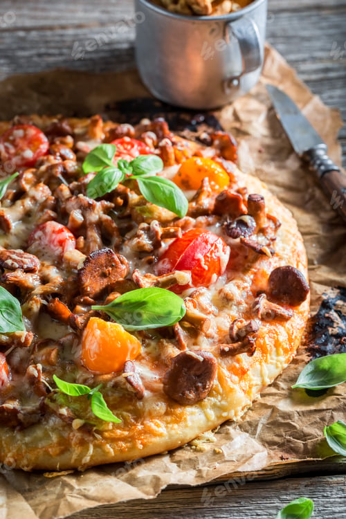 Preview: Homemade pizza made of noble mushrooms and tomatoes