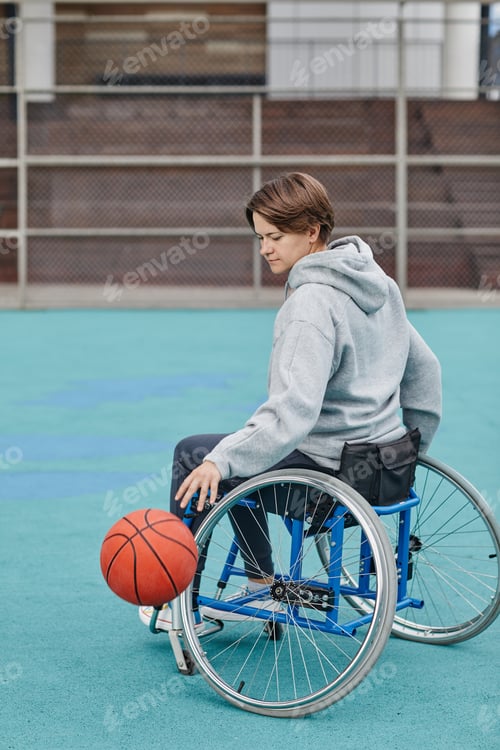 Preview: Paraplegic woman playing basketball