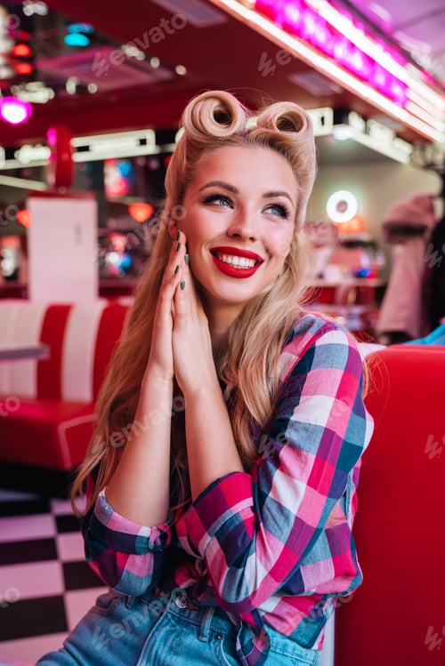 Preview: Photo of happy seductive woman smiling while sitting