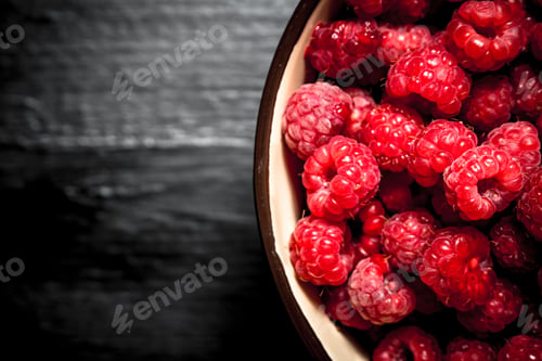 Preview: Wild raspberries in a bowl.