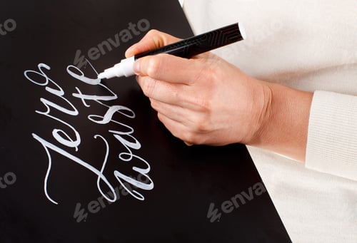 Preview: Woman writing on a small chalkboard zero waste lettering