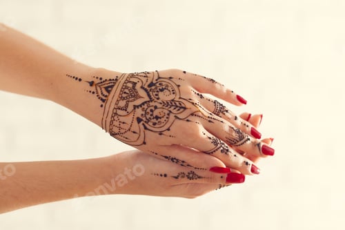 Preview: Red manicured hands with Mehndi