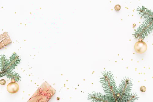 Visualização: Quadro de Natal de galhos verdes, presentes, decorações douradas em fundo branco