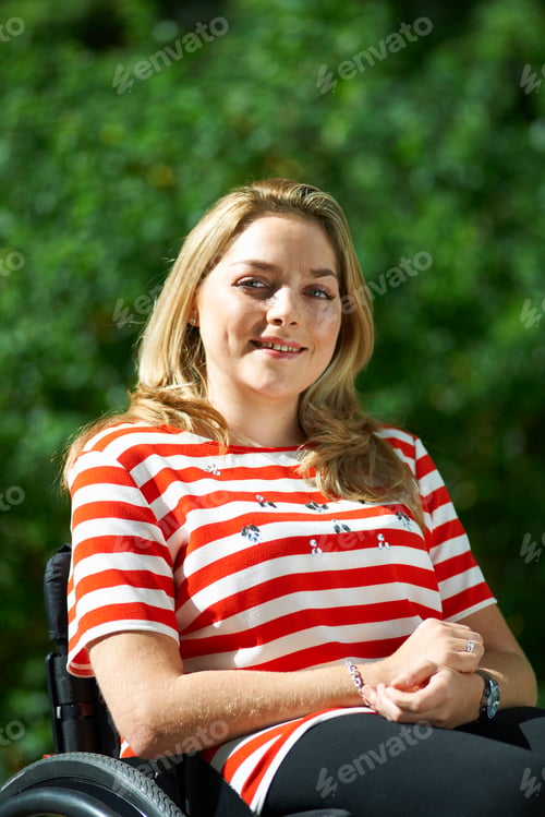 Preview: Portrait of young woman, outdoors
