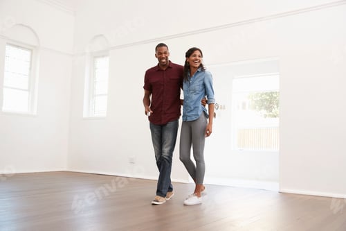 Aperçu: Excited Young Couple Moving Into New Home Together