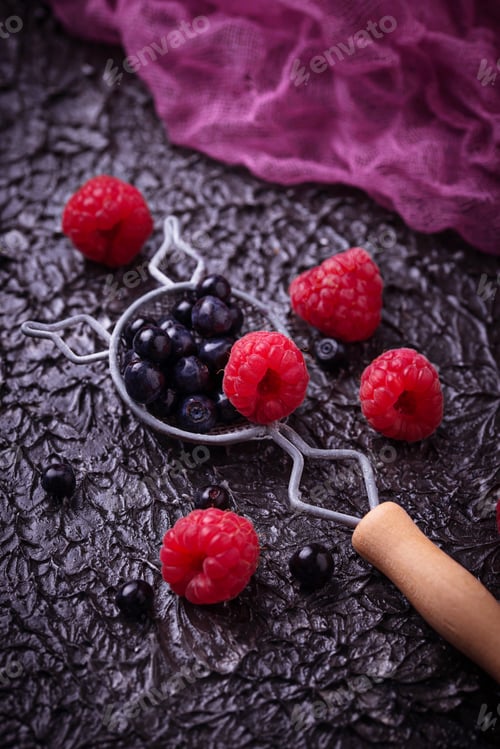 Vista previa: Fresh blueberries and raspberries