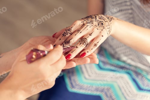 Preview: Process of applying mehndi on female hands