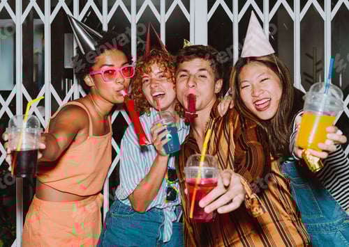 Visualização: Grupo de amigos saindo à noite.