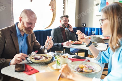 Preview: Business people in cafe