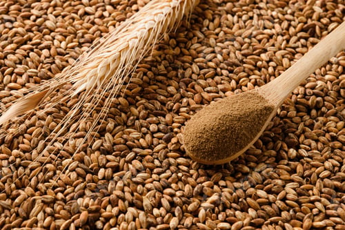 Preview: Instant caffeine free organic barley powder in spoon and roasted beans.