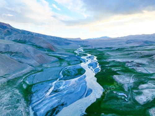 Preview: Winding glacial river in a vast high mountain plain