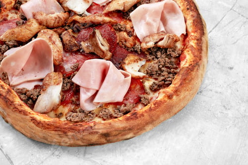 Preview: Meat Italian pizza with roast beef, steak slices, melted cheese, with olive slices and cheddar