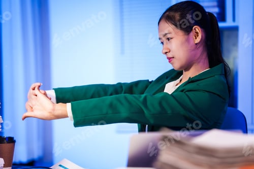Preview: Asian business women often work late into the night, overwhelmed with stress, headaches, migraines