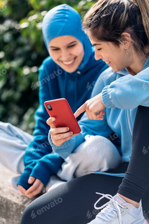 Preview: Happy Friends Using Cellphone
