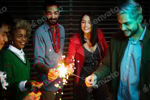 Visualização: Pessoas felizes comemorando com brilho à noite, véspera ao ar livre