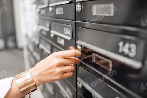 Preview: Opening postbox