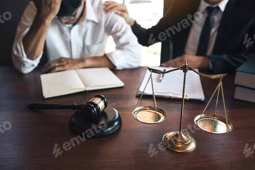 Preview: Lawyer is encouraging the client who estimates the trial and may not win the case in the office.