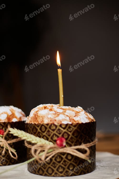 Preview: Happy Easter, The candle is burning in the Easter cake