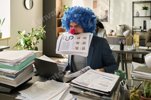 Preview: Clown manager with papers in teeth