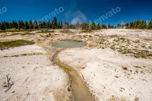 Preview: Hot thermal spring in Yellowstone
