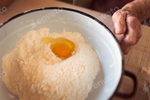 Preview: Egg and flour in a bowl