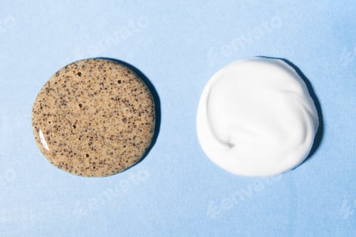 Visualização: Gotas de creme cosmético branco e esfoliante com café para limpar a pele