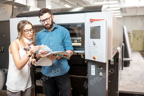 Preview: Woman with print operator at the manufacturing