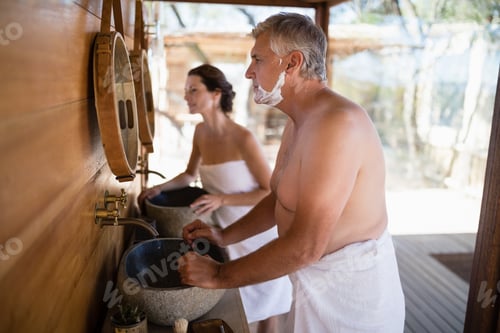 Preview: Couple looking at mirror in cottage