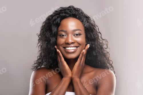 Preview: Beautiful Woman Smiling with Hands on Face